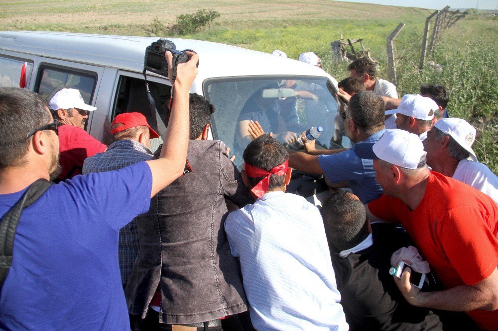 Toprağa Batan Minibüsün İmdadına Chp’liler Yetişti