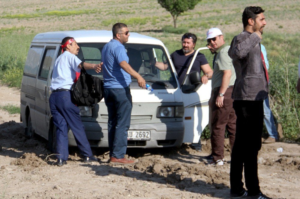 Toprağa Batan Minibüsün İmdadına Chp’liler Yetişti