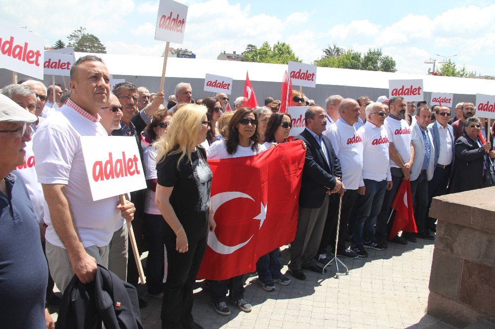 Chp’li Vekil Özcan, Adliye Bahçesinde Oturma Eylemi Yaptı