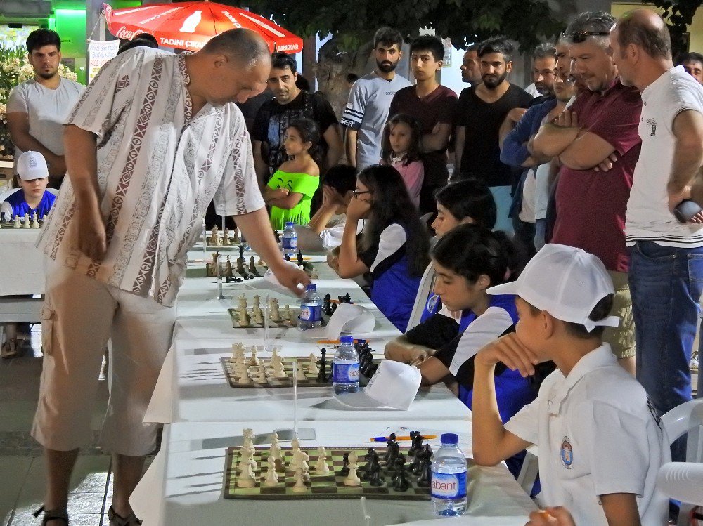 Çeşme Meydanında Satranç Gösterisi