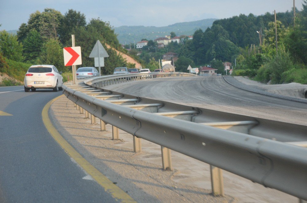 Düzce Akçakoca Karayolu Yolu Tek Yönden İşliyor