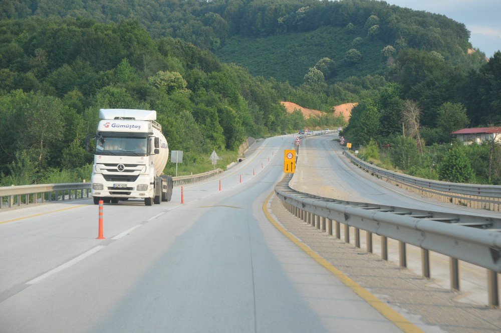 Düzce Akçakoca Karayolu Yolu Tek Yönden İşliyor