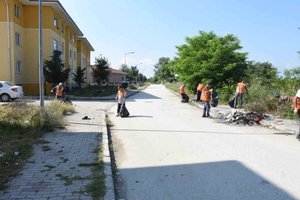 Düzce Belediyesi Çamköy Mahallesini Temizliyor