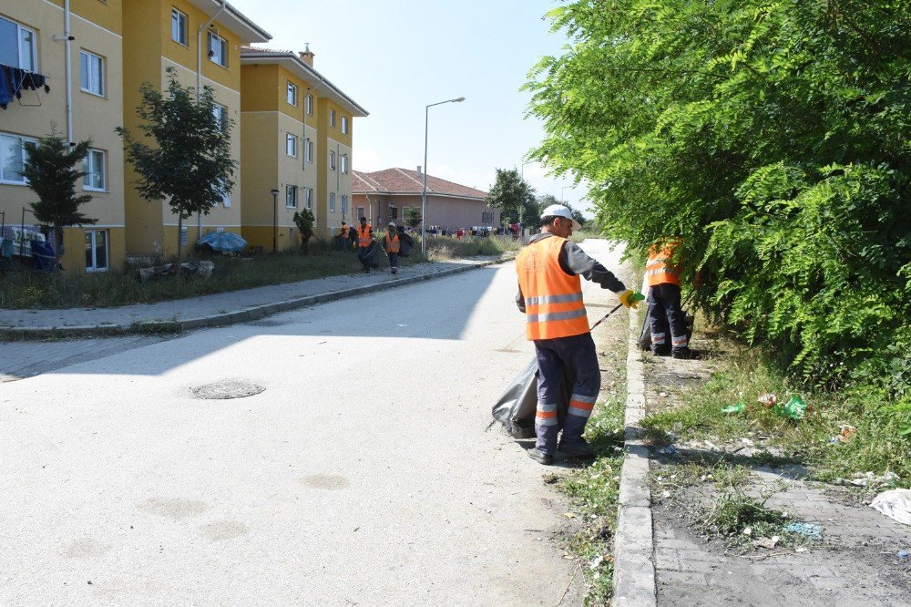 Düzce Belediyesi Çamköy Mahallesini Temizliyor