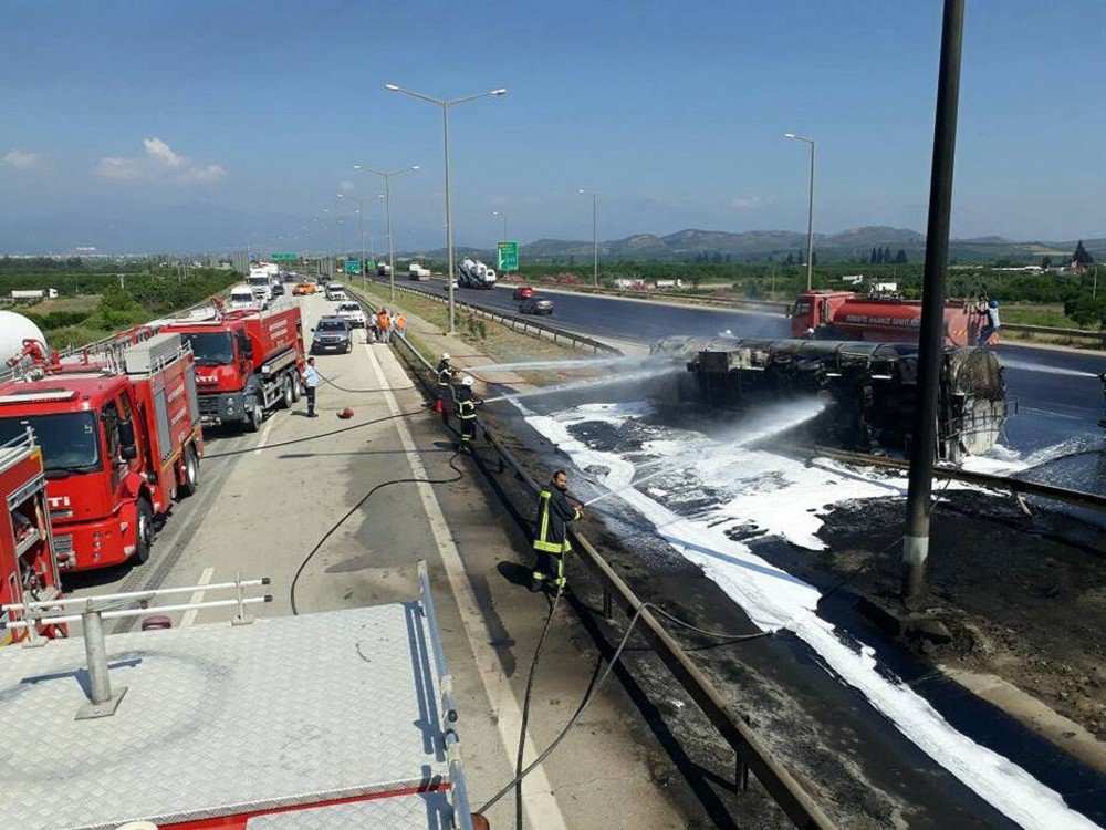 Otoyolda Devrilen Tanker Yandı