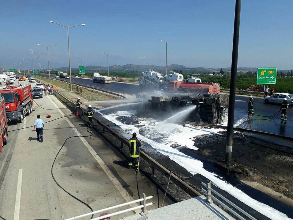 Otoyolda Devrilen Tanker Yandı