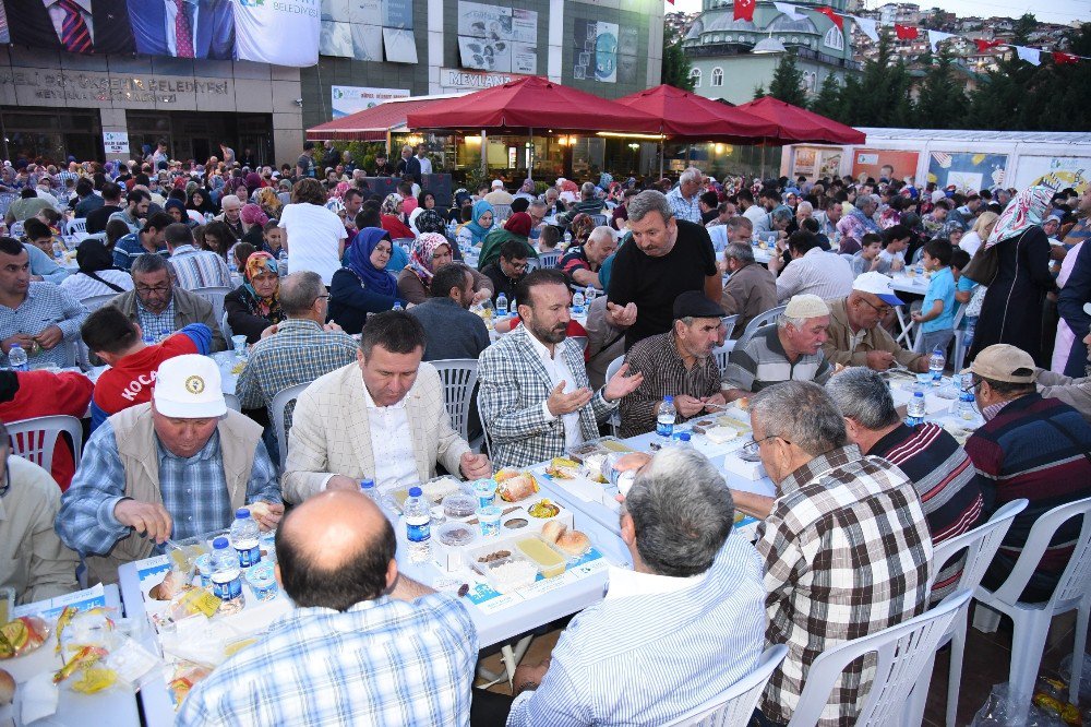 Bekirpaşa’da Binlerce Kişi Birlikte Oruç Açtı