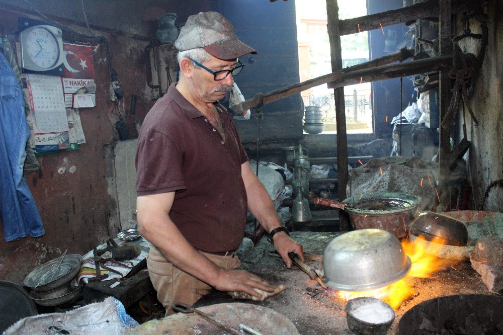 İzmit’teki Son Kalaycı, Mesleği Yaşatmak İçin Direniyor