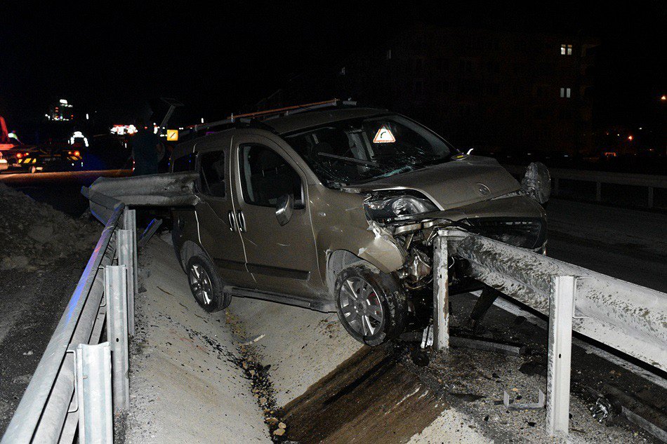 Bariyere Ok Gibi Saplanan Araçtan İnanılmaz Kurtuluş