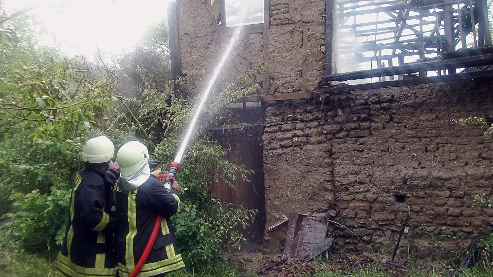 Tosya’da Çıkan Yangın İki Katlı Evi Kül Etti