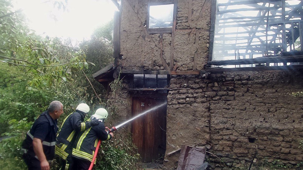 Tosya’da Çıkan Yangın İki Katlı Evi Kül Etti