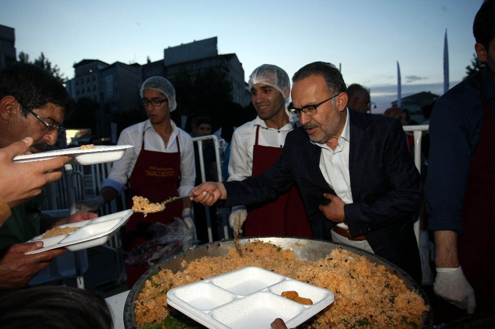 Kızılay İftar Yemeği Verdi