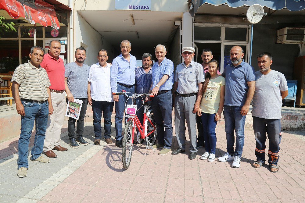 Başkan Tarhan’dan Eski Belediye Başkanına Bisiklet