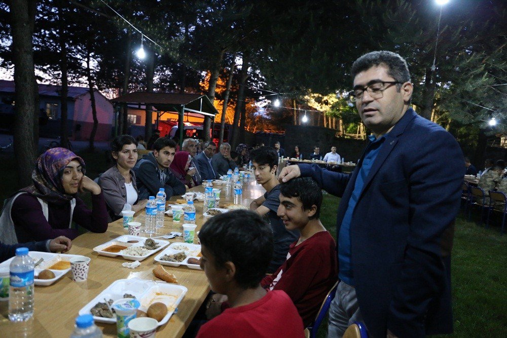 Kaymakam Çetin’den Başarılı Öğrencilere İftar Yemeği