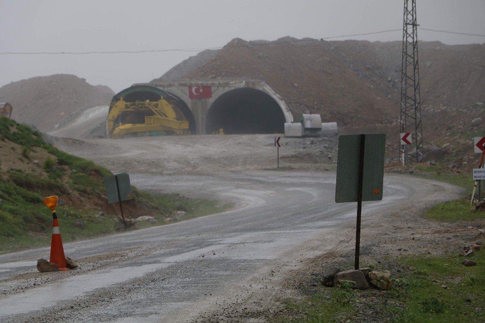 Vali Bektaş "Ovit Tüneli İnşaatında Betonlama Çalışmasının Yüzde 90’ı Tamamlandı"