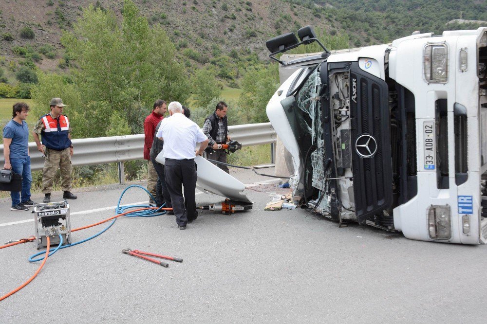 Devrilen Tırda Sıkışan Sürücü Feci Şekilde Can Verdi