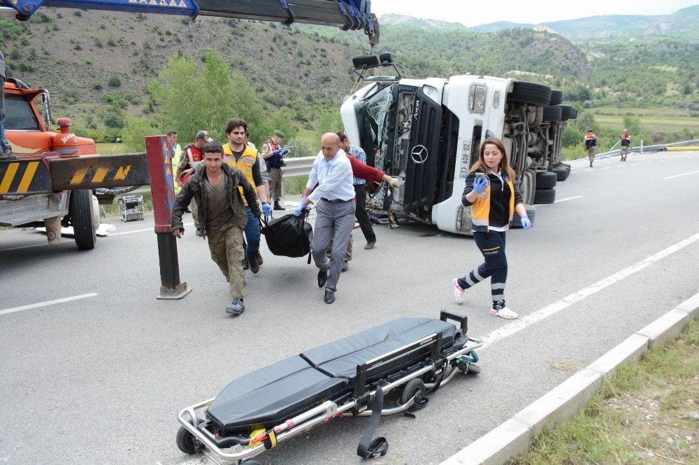 Devrilen Tırda Sıkışan Sürücü Feci Şekilde Can Verdi