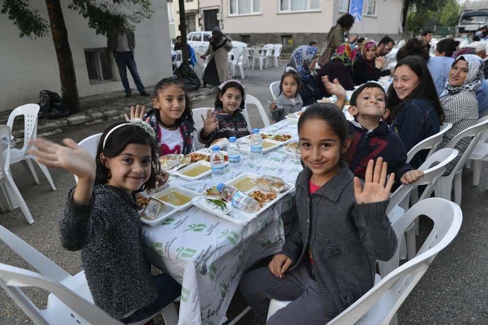 İftar Sofraları Sazova Ve Elmalı’da Kuruldu