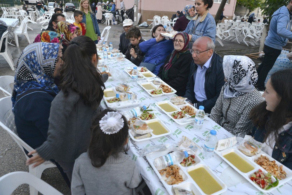 İftar Sofraları Sazova Ve Elmalı’da Kuruldu