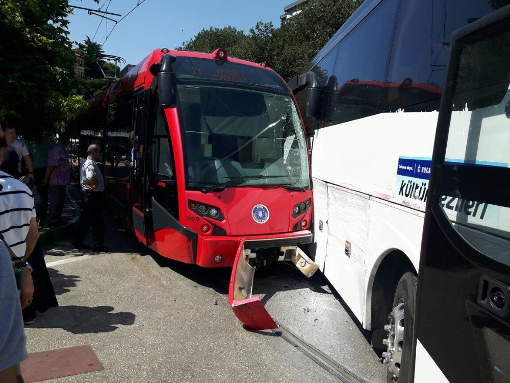 Otobüsle Tramvay Çarpıştı, Trafik Kilitlendi