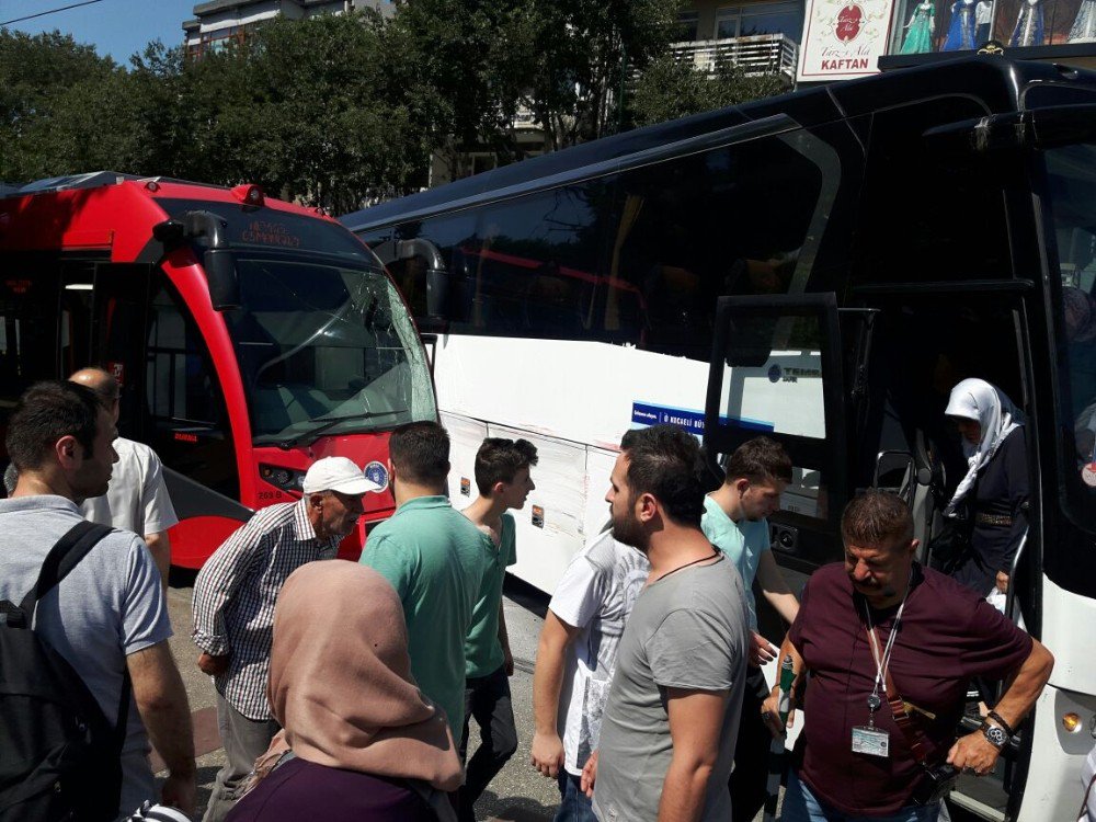 Otobüsle Tramvay Çarpıştı, Trafik Kilitlendi