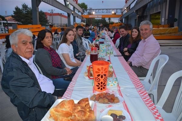 300 Çalışan Vinçlerin Altında Oruçlarını Açtı