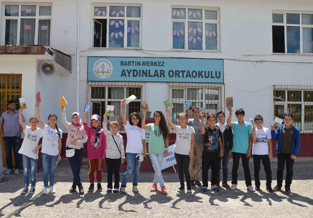 Bartın Üniversitesi Öğrencileri Köy Okuluna Kütüphane Kurdu