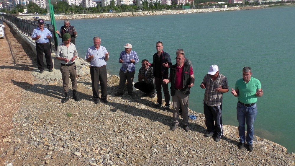 Beyşehir Gölü’nde Yasak Bitti, Balıkçılar Dualar Eşliğinde Avlanmaya Çıktı