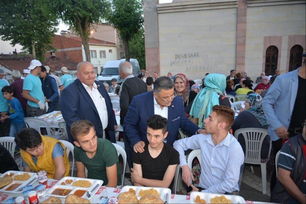 İsmetpaşa Mahallesinde Kurulan İftar Sofrası İle Gönüller Bir Oldu