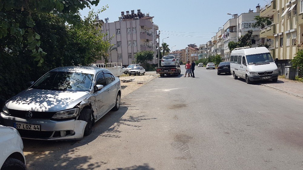 Aracıyla 4 Araca Çarptı, Yaya Olarak Kaçtı, Sürücü Bilmecesi Yaşandı