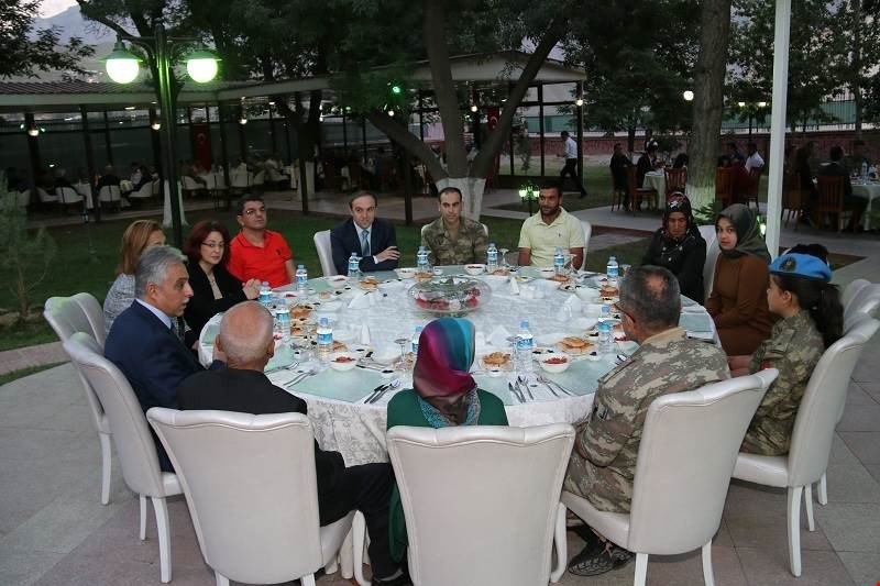 Mehmetçik’ten Şehit Ve Gazi Ailelere İftar Yemeği