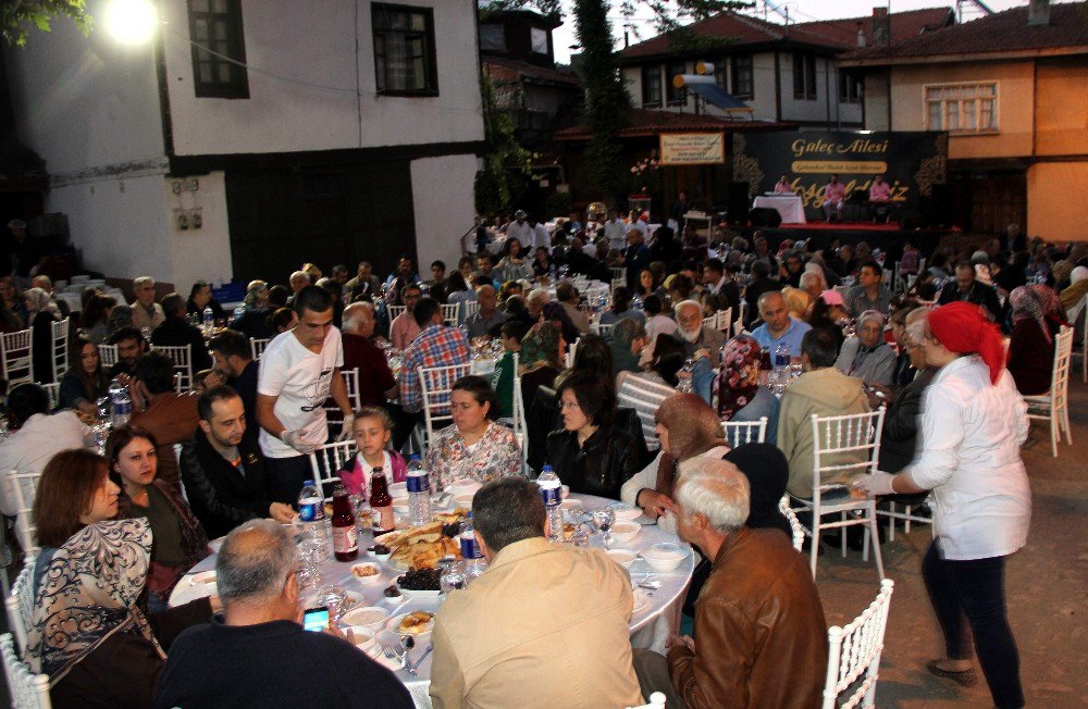 Güleç Ailesi Köy Meydanında Protokole Ve Halka İftar Verdi