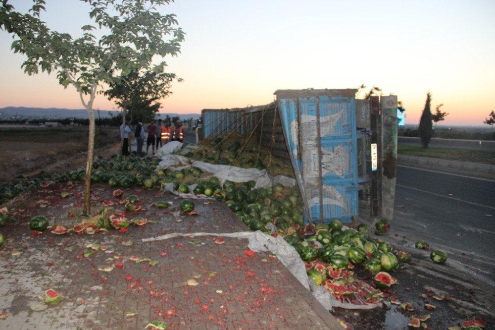 Şanlıurfa’da Karpuz Yüklü Kamyon Devrildi: 2 Yaralı