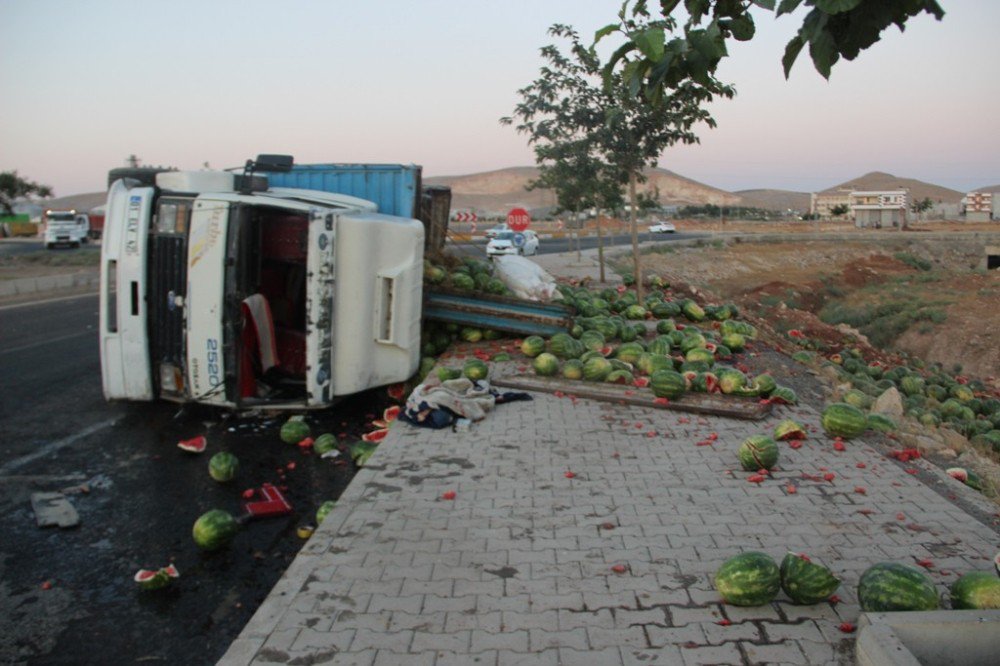 Şanlıurfa’da Karpuz Yüklü Kamyon Devrildi: 2 Yaralı