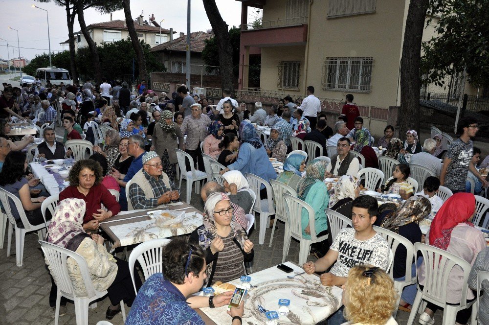 Komşuluk Geleneğini Birlikte Yaşatıyorlar