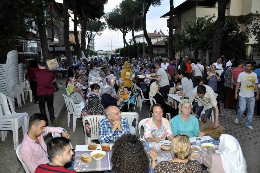 Komşuluk Geleneğini Birlikte Yaşatıyorlar