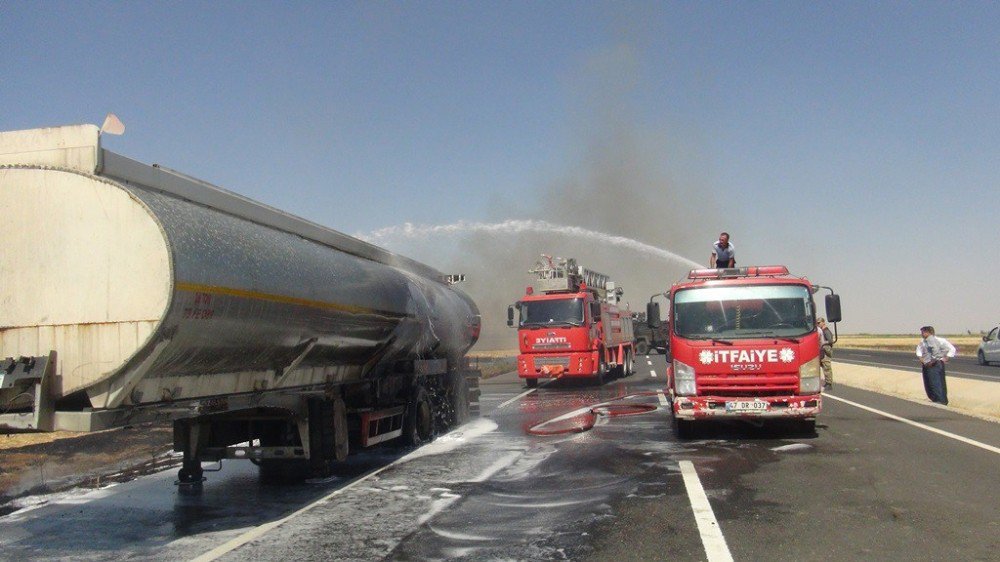 Nusaybin’de Ham Petrol Yüklü Tankerde Yangın