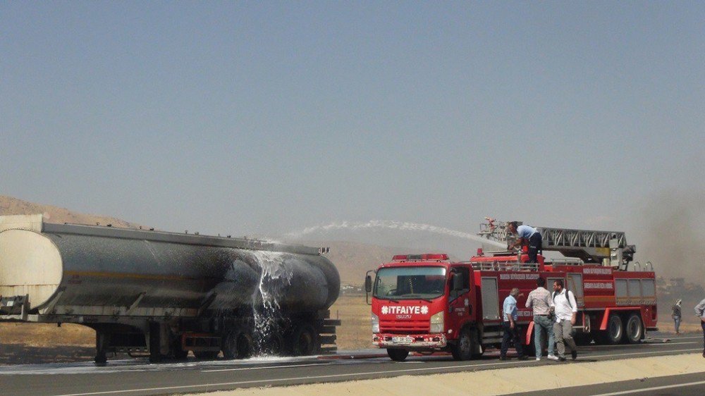 Nusaybin’de Ham Petrol Yüklü Tankerde Yangın