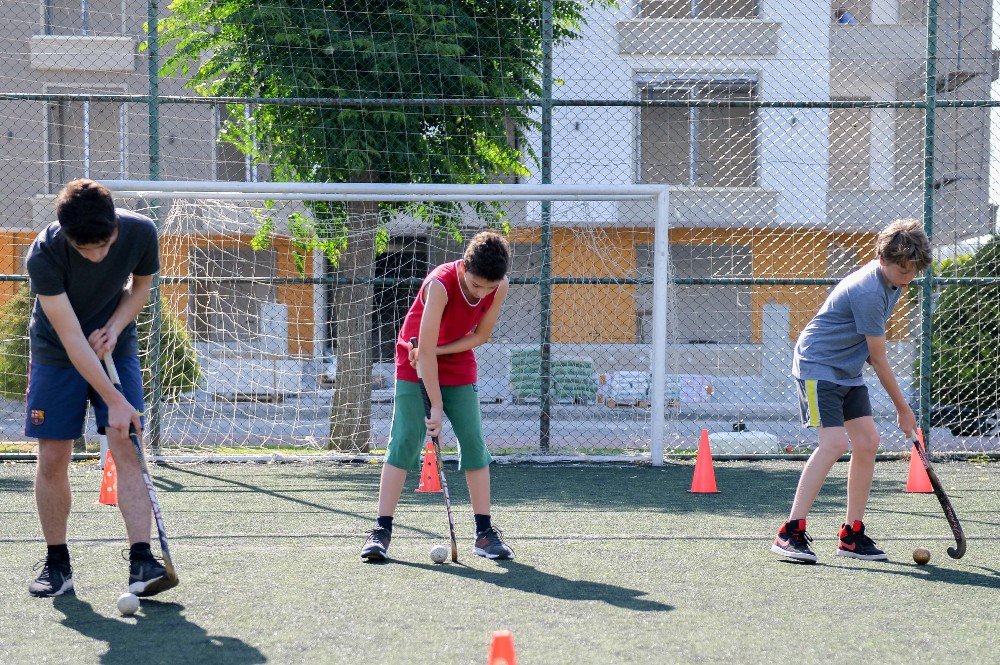 Muratpaşa’da Çim Hokeyi Kursları Başladı