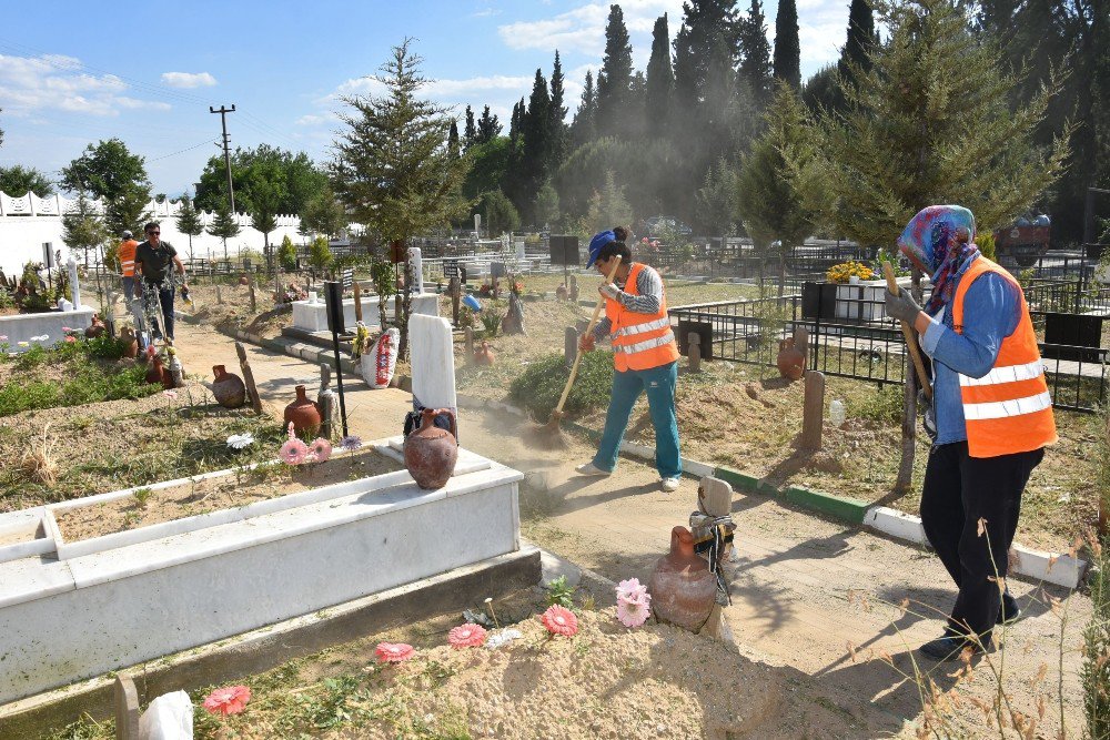 Nazilli’de Mezarlıklar Bayrama Hazırlanıyor