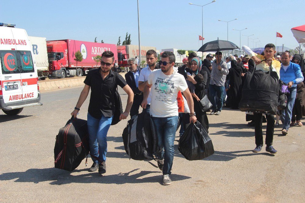 Suriyelilerin ’Vatan Özlemi’ Kuyruğa Dönüştü