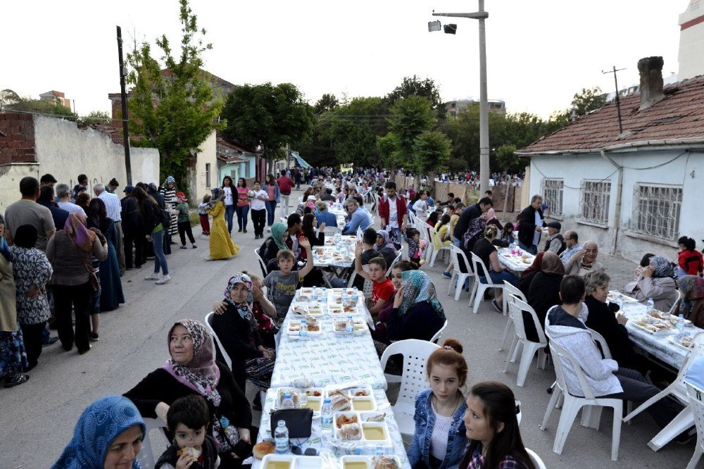 Tepebaşı’nın Sokak İftarları Devam Ediyor