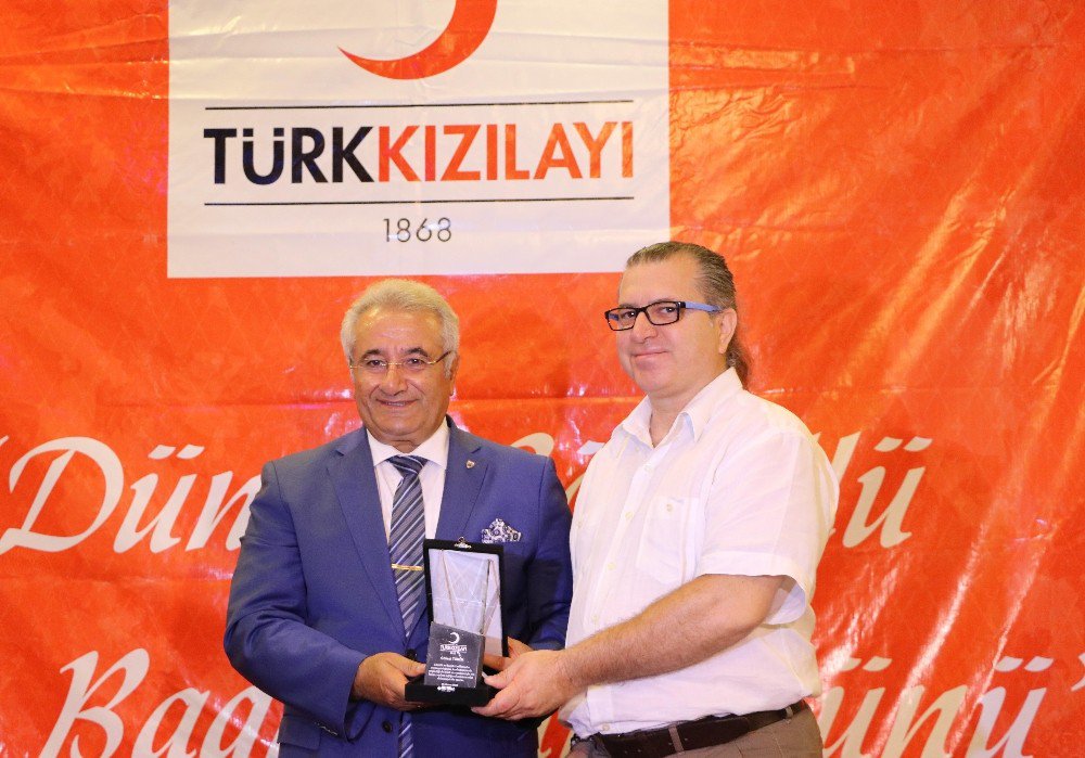 25 Kezden Fazla Kan Bağışı Yapanlar Madalya Ve Plaketlerini Aldı