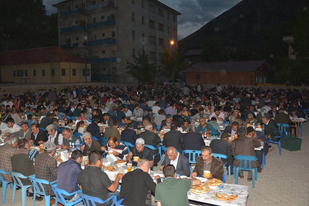 Van’ın Çatak İlçesinde Esnaflar İlk Defa Vatandaşlara İftar Yemeği Verdi