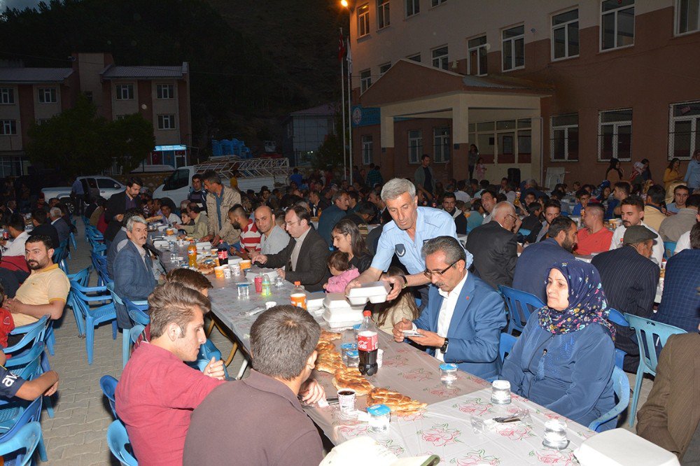 Van’ın Çatak İlçesinde Esnaflar İlk Defa Vatandaşlara İftar Yemeği Verdi