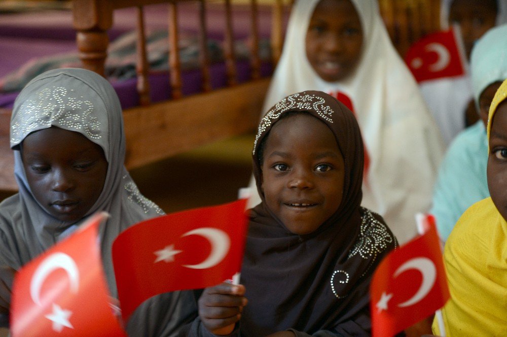 Kenyalı Çocukların Türk Bayrağı Sevgisi