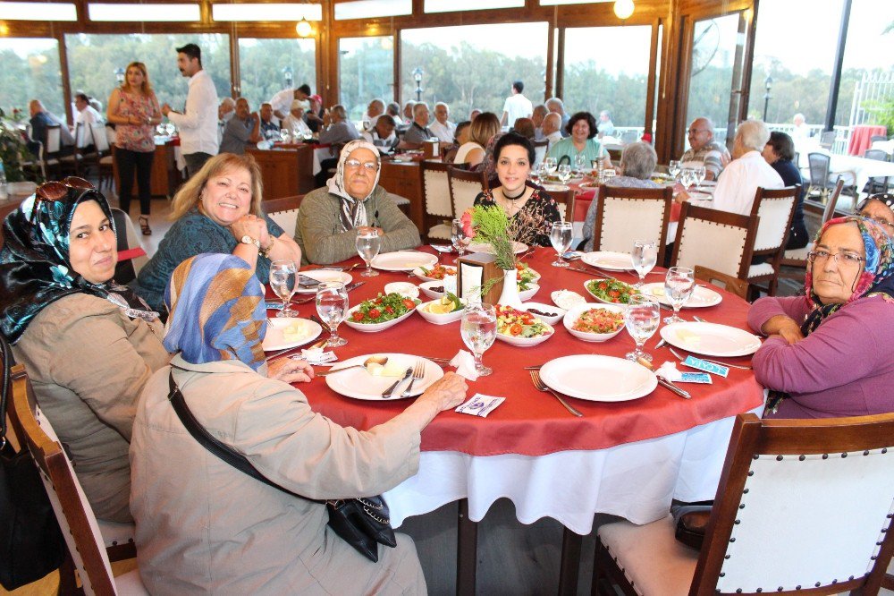 Müteahhitlerden Huzurevi Sakinlerine İftar