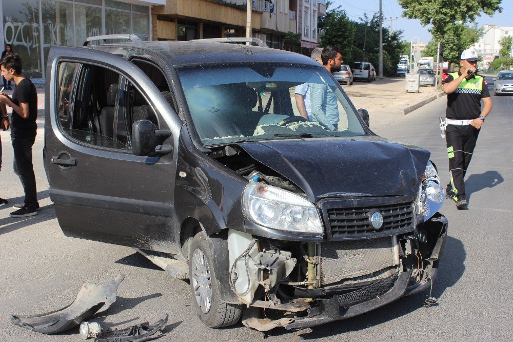 Hafif Ticari Araç İle Minibüs Çarpıştı: 3 Yaralı