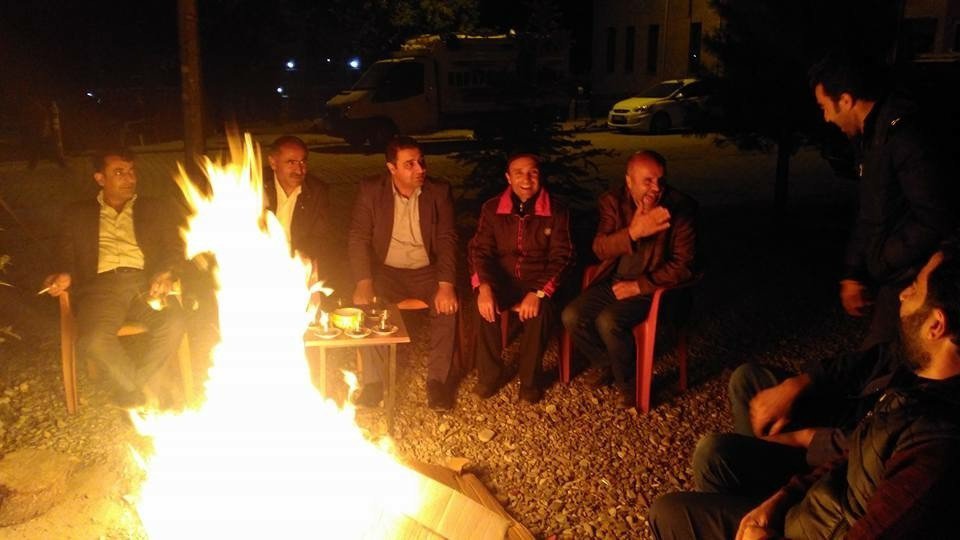 Bahçesarayda Teravih Sonrası Ateş Etrafında Çay Sefası