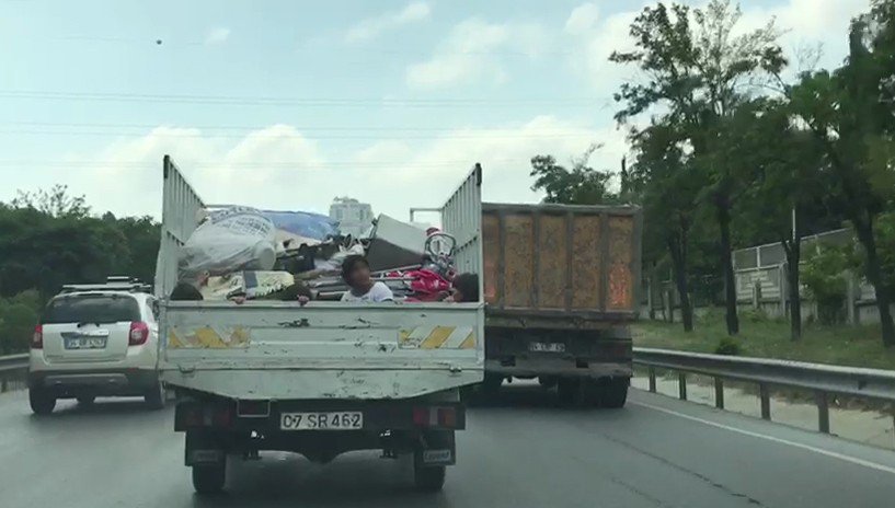 Kamyonet Kasasında Tehlikeli Yolculuk